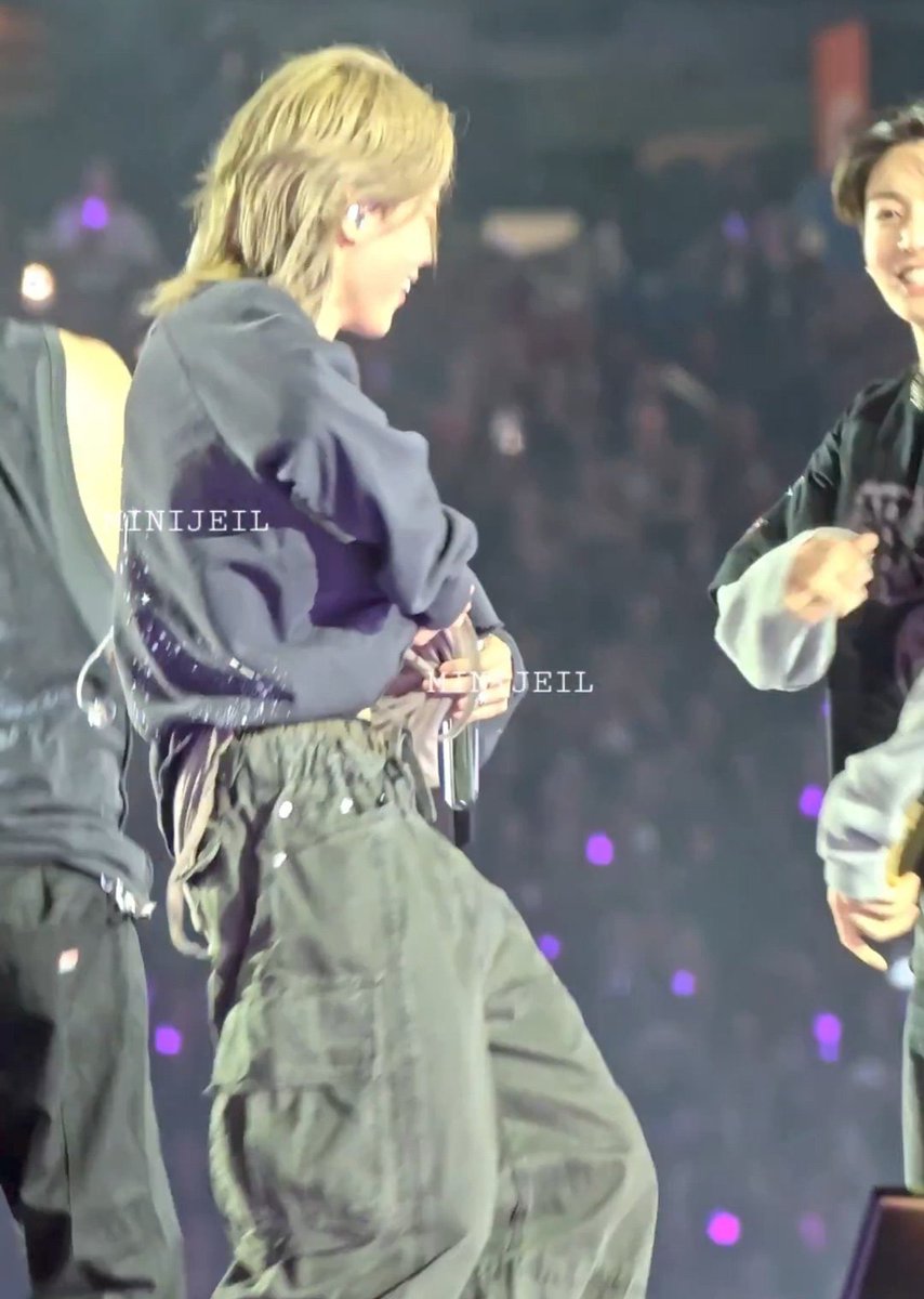 funnyjimin1's tweet photo. he didn’t took his eyes off of jimin oh my heart 😭😭😭 https://t.co/mqOHgHD4vi