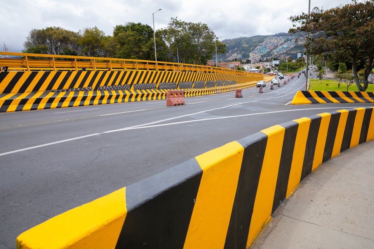 CarlosFGalan's tweet photo. El puente de la Calle 153 debía haberse entregado 6 meses antes de que llegáramos a la alcaldía. Lo recibimos en un 11 % de avance. Hoy, después de llevar esta obra hasta el 100 %, la entregamos en el cumpleaños de Bogotá a las más de 848.000 personas de Usaquén y Suba que durante años la estuvieron esperando. Seguimos poniendo al día las obras que Bogotá esperaba desde hace años.