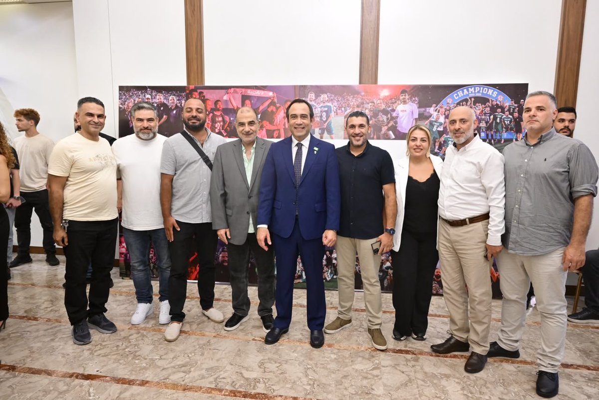 hizibalhiwar's tweet photo. قدّم وفد من حزب الحوار الوطني التهاني لنادي الأنصار الرياضي، إدارةً وجهازاً فنياً ولاعبين وجماهير، بمناسبة إحرازه لقب بطولة لبنان لكرة القدم لموسم 2025-2026. 

وأشاد الوفد بالإنجاز الذي حققه «الزعيم الأخضر»، متمنياً للنادي المزيد من النجاحات والألقاب، وللرياضة اللبنانية مزيداً من التألق والتقدّم.
@Al_Ansar_FC
