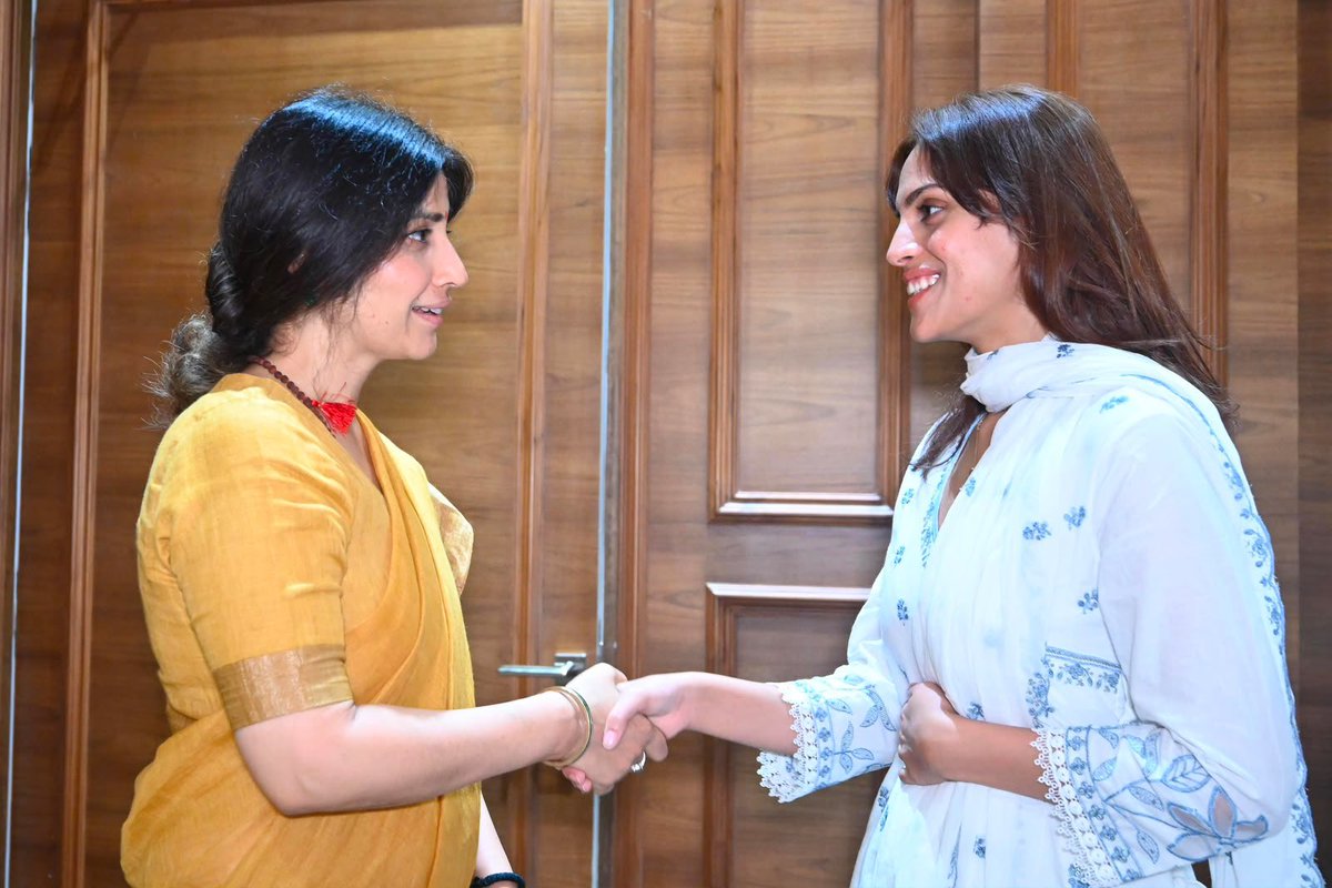 sauravyadav1133's tweet photo. मुंबई पुलिस की वैन रोकने वाली साहसी लड़की रिया अहीर से आज डिंपल यादव ने मुलाकात की है। https://t.co/GTe0WwRP1c
