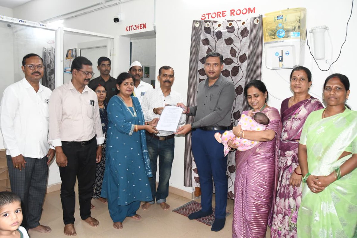 Collector_ADB's tweet photo. గురువారం సాయంత్రం స్థానిక విద్యానగర్ లోని జిల్లా శిశు గృహంలో సంరక్షణలో ఉన్న ఐదు నెలల పాపను జార్ఖండ్ రాష్ట్రానికి చెందిన దంపతులకు గురువారం జిల్లా కలెక్టర్ రాజర్షి షా చేతుల మీదుగా దత్తత ఇచ్చారు. కేంద్ర దత్తత వనరుల ప్రాధికార సంస్థ (CARA) ఆన్‌లైన్ వెబ్‌సైట్ ద్వారా నాన్సి కుమారి- పింటూ కుమార్ దంపతులు దత్తత కోసం అభ్యర్థించారు. నిబంధనల ప్రకారం ప్రక్రియ పూర్తి కావడంతో, కలెక్టర్ స్వయంగా ఆ చిన్నారిని దంపతులకు అందజేశారు.

ఈ కార్యక్రమంలో జిల్లా సంక్షేమ అధికారి మిల్కా, జిల్లా బాలల పరిరక్షణ అధికారి రాజేంద్ర ప్రసాద్, లీగల్ అధికారి రమేష్, శిశు గృహ అధికారులు విజయ లక్ష్మీ, స్వప్న, సిబ్బంది పాల్గొన్నారు.
#Adilabad #GovernmentOfTelangana #IPRTELANGANA #TelanganaRising2047 #TelanganaRising #Telangana #कानूनी_दत्तक_ग्रहण #AdoptionLegalHaiToSahiHai #CARA #KnowTheRules
#LegalAdoption #AdoptLegally #CARA #MissionVatsalya
@TelanganaCMO
@TelanganaCS
@CPRO_TGCM
@Bhatti_Mallu
@INC_Ponguleti
@jupallyk_rao
@seethakkaMLA
@DamodarCilarapu
@RajarshiShahIAS 
@CARAWCD
@PIBWCD 
@MinistryWCD
@WCDTelangana
@PIBHindi
@PIB_India
@MIB_India
@PTI_News
@DCsofIndia
@DDNewslive
@DDNational
@IasTelangana
@IPRTelangana
@IasTelangana
@IPRTelangana
@PIBHyderabad