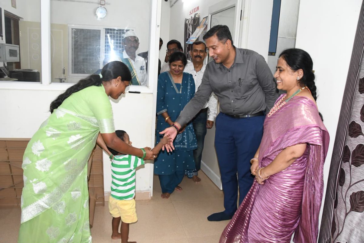 Collector_ADB's tweet photo. గురువారం సాయంత్రం స్థానిక విద్యానగర్ లోని జిల్లా శిశు గృహంలో సంరక్షణలో ఉన్న ఐదు నెలల పాపను జార్ఖండ్ రాష్ట్రానికి చెందిన దంపతులకు గురువారం జిల్లా కలెక్టర్ రాజర్షి షా చేతుల మీదుగా దత్తత ఇచ్చారు. కేంద్ర దత్తత వనరుల ప్రాధికార సంస్థ (CARA) ఆన్‌లైన్ వెబ్‌సైట్ ద్వారా నాన్సి కుమారి- పింటూ కుమార్ దంపతులు దత్తత కోసం అభ్యర్థించారు. నిబంధనల ప్రకారం ప్రక్రియ పూర్తి కావడంతో, కలెక్టర్ స్వయంగా ఆ చిన్నారిని దంపతులకు అందజేశారు.

ఈ కార్యక్రమంలో జిల్లా సంక్షేమ అధికారి మిల్కా, జిల్లా బాలల పరిరక్షణ అధికారి రాజేంద్ర ప్రసాద్, లీగల్ అధికారి రమేష్, శిశు గృహ అధికారులు విజయ లక్ష్మీ, స్వప్న, సిబ్బంది పాల్గొన్నారు.
#Adilabad #GovernmentOfTelangana #IPRTELANGANA #TelanganaRising2047 #TelanganaRising #Telangana #कानूनी_दत्तक_ग्रहण #AdoptionLegalHaiToSahiHai #CARA #KnowTheRules
#LegalAdoption #AdoptLegally #CARA #MissionVatsalya
@TelanganaCMO
@TelanganaCS
@CPRO_TGCM
@Bhatti_Mallu
@INC_Ponguleti
@jupallyk_rao
@seethakkaMLA
@DamodarCilarapu
@RajarshiShahIAS 
@CARAWCD
@PIBWCD 
@MinistryWCD
@WCDTelangana
@PIBHindi
@PIB_India
@MIB_India
@PTI_News
@DCsofIndia
@DDNewslive
@DDNational
@IasTelangana
@IPRTelangana
@IasTelangana
@IPRTelangana
@PIBHyderabad