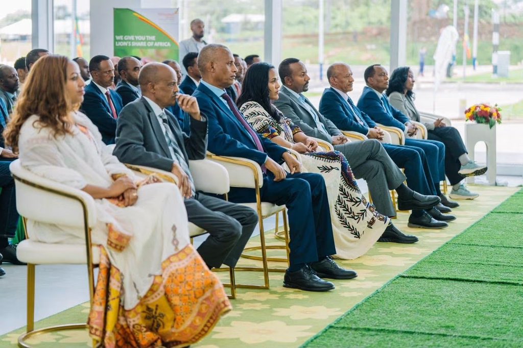 NatnaelMekonne7's tweet photo. ሰበር ዜና ! 

በጽምዶ ሀይሎች በደረሰበት ጫና ምክኛት አቢይ አህመድ @AdanechAbiebie ከአራት ኪሎ ሸሽቶ ባህርዳር ገብቷል።  😂 https://t.co/bAGOifkCnq