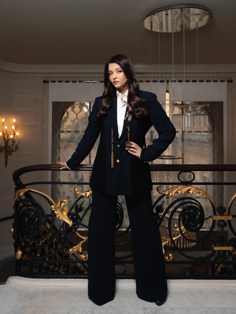 celeblife360's tweet photo. Aishwarya Rai Bachchan defines ultimate boss-lady power and timeless elegance in dark velvet! 💙✨
#AishwaryaRaiBachchan #PowerSuit #BossGirl https://t.co/pjrfSll5yU