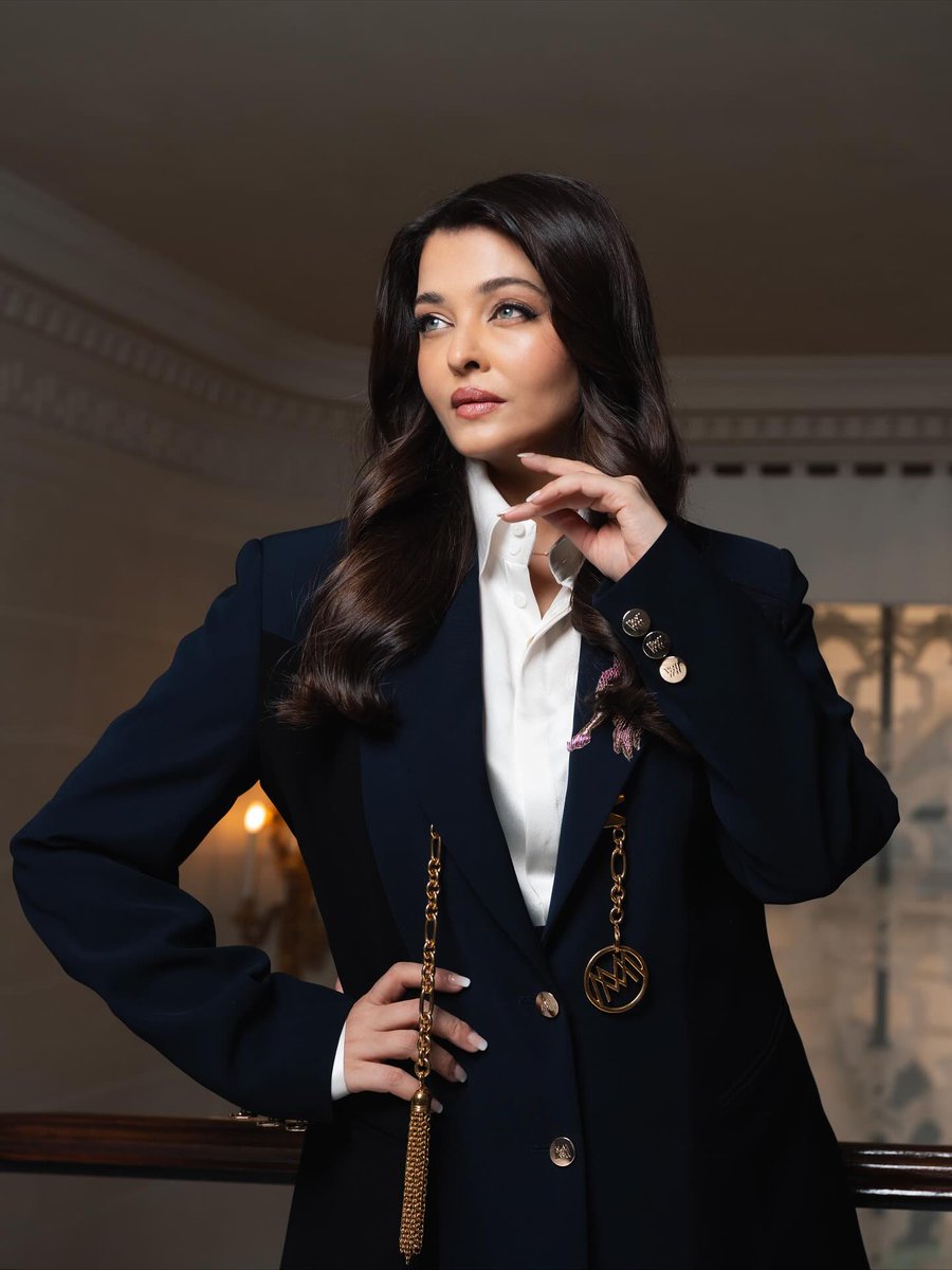celeblife360's tweet photo. Aishwarya Rai Bachchan defines ultimate boss-lady power and timeless elegance in dark velvet! 💙✨
#AishwaryaRaiBachchan #PowerSuit #BossGirl https://t.co/pjrfSll5yU