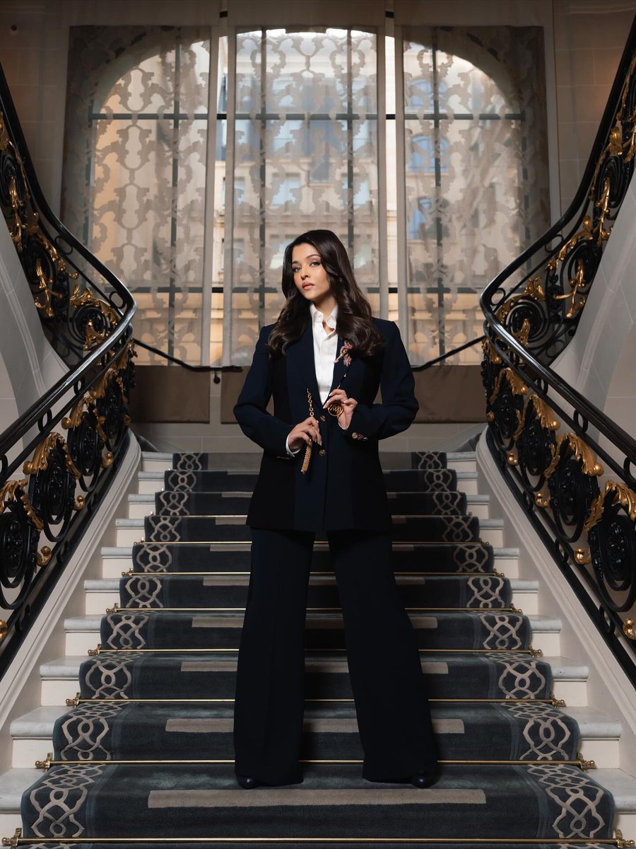 celeblife360's tweet photo. Aishwarya Rai Bachchan defines ultimate boss-lady power and timeless elegance in dark velvet! 💙✨
#AishwaryaRaiBachchan #PowerSuit #BossGirl https://t.co/pjrfSll5yU