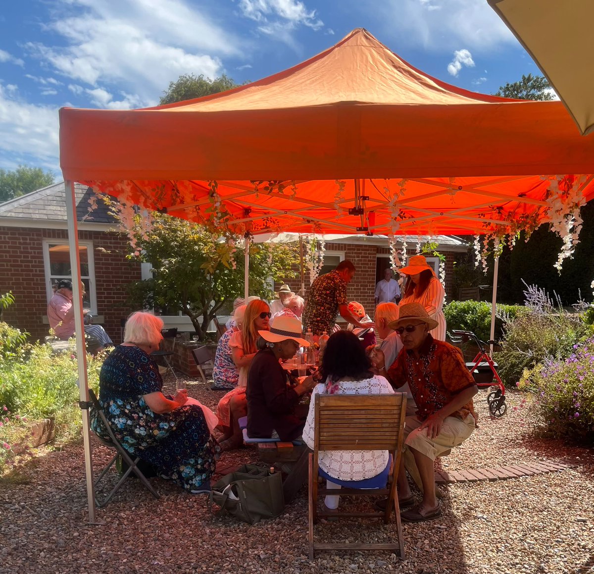 RotaryCantUK's tweet photo. It might not have been #flowerpower in the way that many would imagine it, but our members/guests had a lovely time @ a “flower power” themed lunch at the home of Past President Richard Kemball-Cook & wife Cora: https://t.co/0laTyHiinJ
#rotaryfriendship #summerparty
@rotaryd1120 https://t.co/gK6Qi8UO45