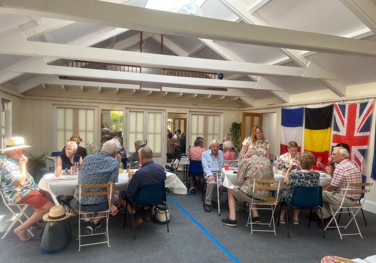 RotaryCantUK's tweet photo. It might not have been #flowerpower in the way that many would imagine it, but our members/guests had a lovely time @ a “flower power” themed lunch at the home of Past President Richard Kemball-Cook & wife Cora: https://t.co/0laTyHiinJ
#rotaryfriendship #summerparty
@rotaryd1120 https://t.co/gK6Qi8UO45