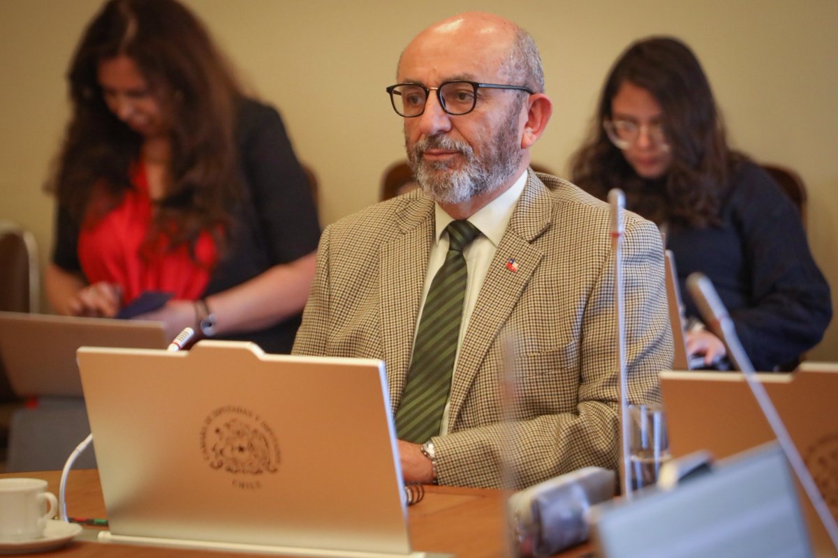leoromero2024's tweet photo. Diputado Daniel Manouchehri muestra orgulloso el resultado de su test de droga, cuyo certificado confirmaría que no es consumidor. Documento firmado por el Dr. Miguel Landeros  ( verdad que este señor es Abogado y Secretario de la Camara de Diputados ). Un nuevo tongo de los honorables, lo denuncie en la camara el 2024.