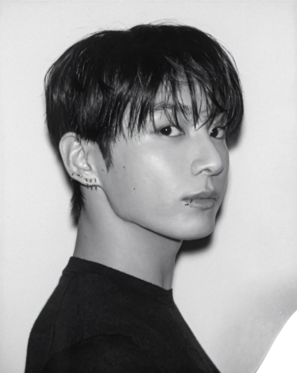 taekook2601x's tweet photo. Taehyung knew it before Chanel, and everyone else https://t.co/eUanA8fSuY
