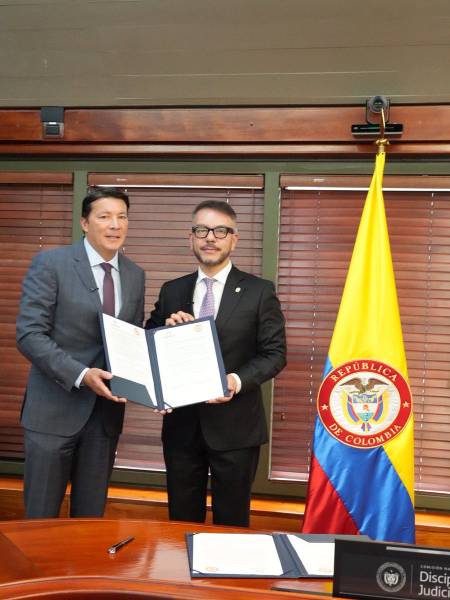 CNDJ_Col's tweet photo. La Comisión Nacional de Disciplina Judicial y la @Registraduria acuerdan alianza estratégica. El Presidente de la Corte Disciplinaria, Dr. Carlos Arturo Ramírez Vásquez, y el Registrador Nacional, Dr. Hernán Penagos Giraldo, firmaron el Memorando de Entendimiento por medio del cual se busca integrar capacidades tecnológicas, optimizar la interoperabilidad de la información y garantizar procesos disciplinarios más ágiles y eficaces.