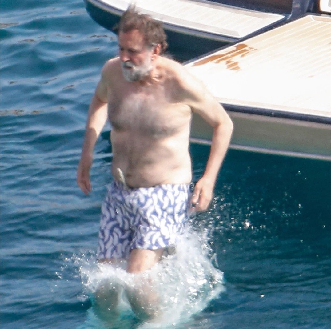 BernarGM's tweet photo. Porque todos sabemos que los expresidentes del PP no cogían nunca vacaciones https://t.co/dmYwVkYBb9