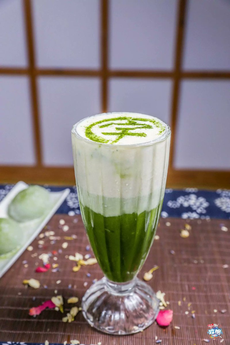 drrezn1's tweet photo. [Whip up this iced matcha latte in 2 mins! Whisk 1 tsp matcha + 100ml warm water, pour over ice + 150ml oat milk. Creamy, refreshing, perfect for busy mornings!]， https://t.co/Dh4rK2iwrI