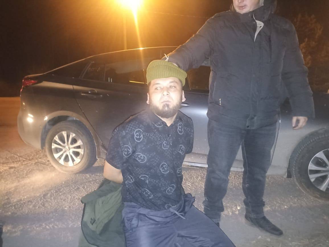 tass_ussr's tweet photo. 🥴 Мигранты-наркосбытчики осуждены в Приморье на 10 и 11 лет колонии строгого режима 

В феврале 2025 года в Уссурийске были задержаны граждане одной из стран Средней Азии, причастные к незаконному обороту наркотиков. Оперативным путем наркополицейские установили, что подозреваемые, планируя сбыть наркотики на территории Уссурийска, выехали из Владивостока на двух арендованных автомобилях марки Toyota Prius с партией расфасованных и приготовленных к сбыту наркотиков.

Во время задержания одной из автомашин пассажир попытался избавиться от наркотиков, выбросив в канаву полимерный пакет со свертками, наполненными порошком. После этого, пытаясь скрыться от полицейских, водитель ударил припаркованную рядом с правоохранителями автомашину и на большой скорости уехал в сторону Владивостока.

В результате преследования сотрудники Госавтоинспекции задержали подозреваемых в Надеждинском районе.

Эксперты-криминалисты установили, что в полимерных пакетах, изъятых с места происшествия, находились 77 свертков с героином общим весом около 24,5 гр.

Уссурийский районный суд признал 22-летнего и 31-летнего обвиняемых виновными по статье 30 ч.3, пункта «г» части 4 статьи 228.1 УК РФ и назначил им наказание в виде 11 и 10 лет лишения свободы с отбыванием наказания в исправительной колонии строгого режима. С конфискацией трех мобильных телефонов