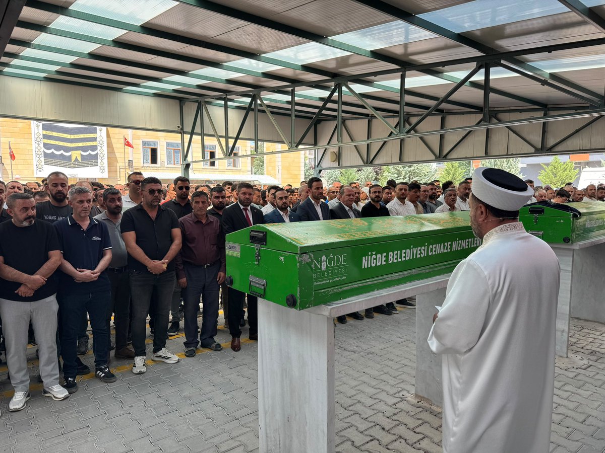 HaciMehmetEren's tweet photo. Bugün kıymetli hemşehrilerimiz Şevket Altınyüzük, Bedirhan Aksoy, İpek Gezer ve Ayşe Şenbaş’ın cenaze namazlarına katılarak son görevimizi yerine getirdik.

Merhum ve merhumelerimize Yüce Allah’tan rahmet, mekânlarının cennet olmasını niyaz ediyor; kederli ailelerine, yakınlarına ve tüm sevenlerine sabır ve başsağlığı diliyorum.

Rabbim, tüm geçmişlerimize rahmet eylesin. Mekânları cennet, makamları âli olsun. 🤲