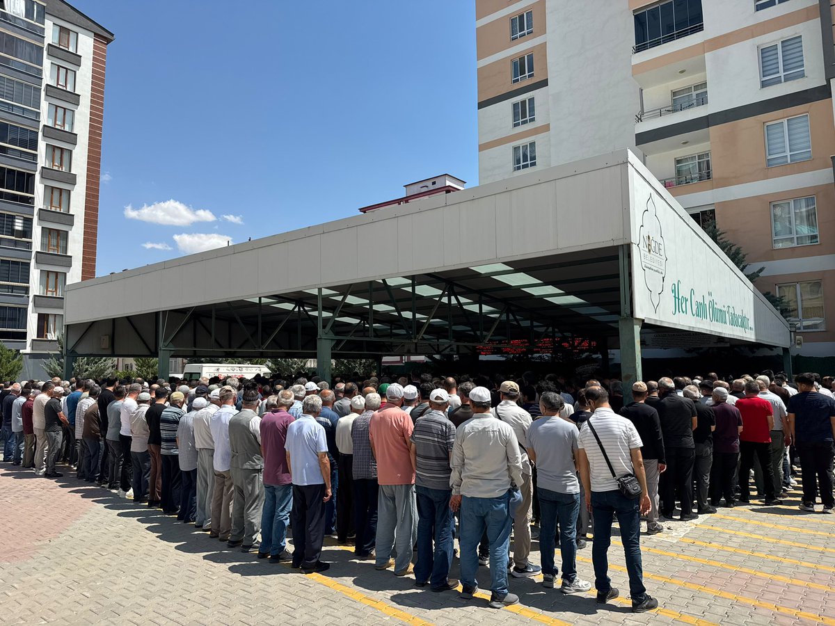 HaciMehmetEren's tweet photo. Bugün kıymetli hemşehrilerimiz Şevket Altınyüzük, Bedirhan Aksoy, İpek Gezer ve Ayşe Şenbaş’ın cenaze namazlarına katılarak son görevimizi yerine getirdik.

Merhum ve merhumelerimize Yüce Allah’tan rahmet, mekânlarının cennet olmasını niyaz ediyor; kederli ailelerine, yakınlarına ve tüm sevenlerine sabır ve başsağlığı diliyorum.

Rabbim, tüm geçmişlerimize rahmet eylesin. Mekânları cennet, makamları âli olsun. 🤲