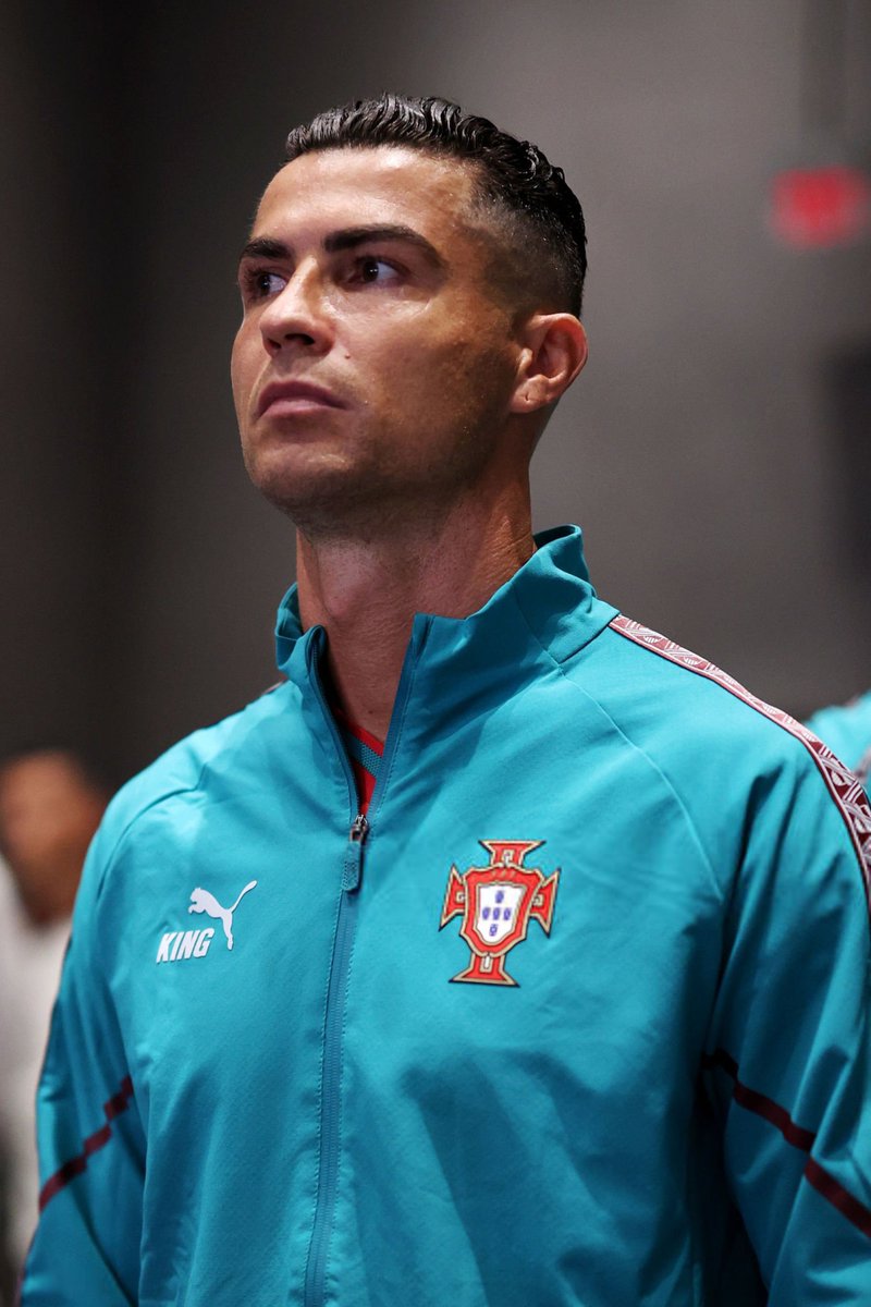 MousaQi's tweet photo. 🗣️تشيتشاريتو:

كريستيانو قال بنفسه في المؤتمر الصحفي انه سجل ثلاثة أهداف في كأس العالم

قد يكون بعض اللاعبين أفضل منه حاليًا على المستوى الفردي، نعم، لكن فرقهم أيضًا كانت أفضل.

أما البرتغال، فهي تملك، برأيي، أفضل خط وسط في العالم.

لديك فيتينها وجواو نيفيز، وكلاهما فاز بدوري أبطال أوروبا مرتين، ولديك برناردو سيلفا على دكة البدلاء، وبرونو فرنانديز الذي حطم رقمًا قياسيًا في الدوري الإنجليزي في عدد التمريرات الحاسمة.

ومع كل هؤلاء… لم يتمكنوا من صناعة عشر فرص محققة لرونالدو!

تخيل لو كنا هنا نقول:

“كريس، نحن نحبك، لكنك أضعت عشر فرص.”

وقتها سنقول نعم، أخطأت.

لكن ماذا حدث؟

حصل على فرصتين فقط، فسجل منهما

وسجل أيضًا ركلة جزاء في لحظة صعبة جدًا وأعاد البرتغال إلى المباراة