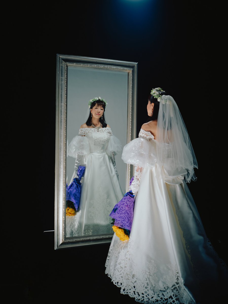 2216_tx's tweet photo. ⟡.· ┈┈┈┈┈┈┈┈┈┈┈┈

『#夫婦と16歳 〜狂気の隣人〜』
キービジュアルのソロカットを公開

　　　┈┈┈┈┈┈┈┈┈┈┈┈ ·.⟡

実はキービジュアル撮影時に、
#かたせ梨乃 さん #豆原一成 さんの
ソロカットも撮影していました💐✨

#夫婦と16歳 〜狂気の隣人〜🌹
第𝟳話 𝟴/𝟭𝟯(木)深夜𝟮𝟰:𝟯𝟬~

🔗第𝟲話❯❯https://t.co/hkJbwtdjlo
※第𝟲話のTVer配信は𝟴/𝟭𝟯(木)深夜𝟮𝟰:𝟱𝟵まで⚠️
⭐︎U-NEXTでは最新話まで全話見放題独占配信中!📱
⭐︎TVerで無料見逃し配信中.ᐟ.ᐟ
