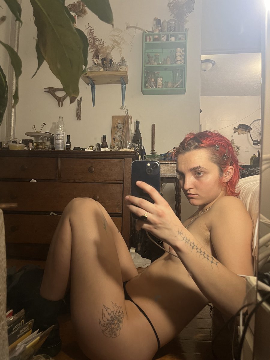 Ruby_Ruins's tweet photo. should I go red again?? https://t.co/pMKFHVdoI5