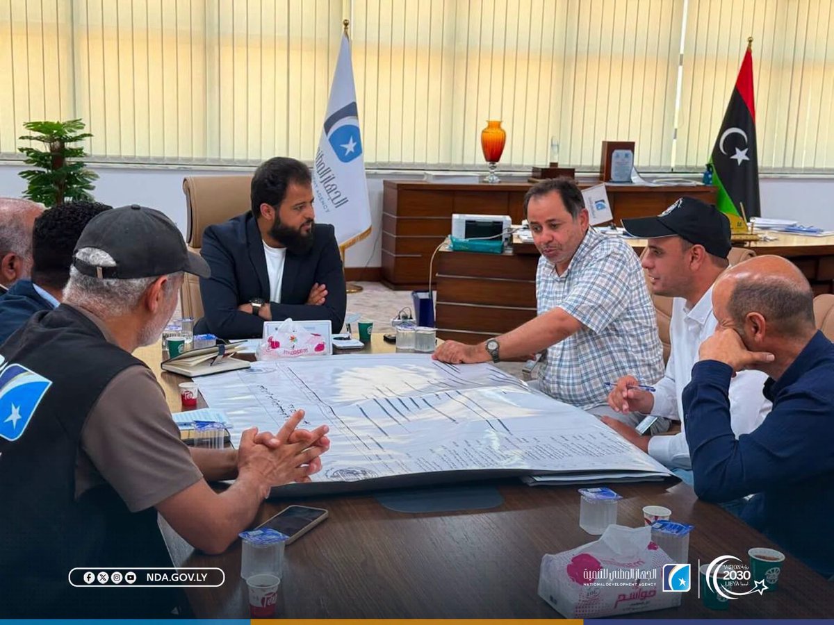 NDA_Libya's tweet photo. اعتماد المخططات التصميمية والتوقيع على محضر تسليم موقع مشروع طريق برطمة – الشويرف بطول 140 كيلومترًا

بتعليمات مباشرة من نائب القائد العام للمدير العام للجهاز ،اجتمع مدير إدارة المشاريع الاستراتيجية، رفقة أعضاء اللجنة الفنية بالإدارة، مع مفوضي الشركة المكلفة بتنفيذ مشروع طريق برطمة – الشويرف بطول 140 كيلومترًا، وذلك لاستكمال الإجراءات الفنية والإدارية الخاصة بالمشروع.

وخلال الاجتماع، تمت مراجعة واعتماد الخرائط والمخططات التصميمية الخاصة بالطريق، إلى جانب التوقيع الرسمي على محضر تسليم موقع المشروع إلى الشركة المنفذة، إيذانًا بالبدء الرسمي في أعمال التنفيذ.

كما جرى التأكيد على ضرورة التزام الشركة المنفذة باستخدام البتومين المحسن في تنفيذ طبقات الرصف، وتجهيز الخلطات الأسفلتية وخلطات طبقة الأساس والأساس الحبيبي وفق المواصفات الفنية المعتمدة، وبما يتناسب مع الأحمال المرورية المتوقعة والظروف المناخية ودرجات الحرارة المرتفعة، بما يضمن تنفيذ المشروع بأعلى معايير الجودة والكفاءة، ويحقق أعلى مستويات المتانة ويطيل العمر الافتراضي للطريق.

ويأتي المشروع ضمن سلسلة المشاريع الاستراتيجية التي ينفذها الجهاز الوطني للتنمية، بهدف تطوير شبكة الطرق وتعزيز الربط بين مدن ومناطق الجنوب، بما يسهم في تسهيل حركة التنقل ونقل البضائع، وتحسين الحركة المرورية، ودعم التنمية الاقتصادية والعمرانية، وتعزيز تكامل البنية التحتية في مختلف مناطق الجنوب الليبي.

#الجهاز_الوطني_للتنمية
#تنمية_بناء_مستقبل
#رؤية_ليبيا_2030