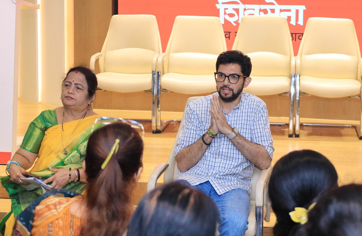 AUThackeray's tweet photo. मुंबई महानगरपालिकेच्या शिवसेना उद्धव बाळासाहेब ठाकरे पक्षाच्या सर्व नगरसेवकांसोबत आज बैठक झाली. 

भाजपच्या हातून होणारी मुंबईची लूट, महापौरांची स्वतःच्या बंगल्यावरची उधळपट्टी आणि मोकळी मैदानं ह्यावर चर्चा करण्यात आली. https://t.co/k0evpVYrUt