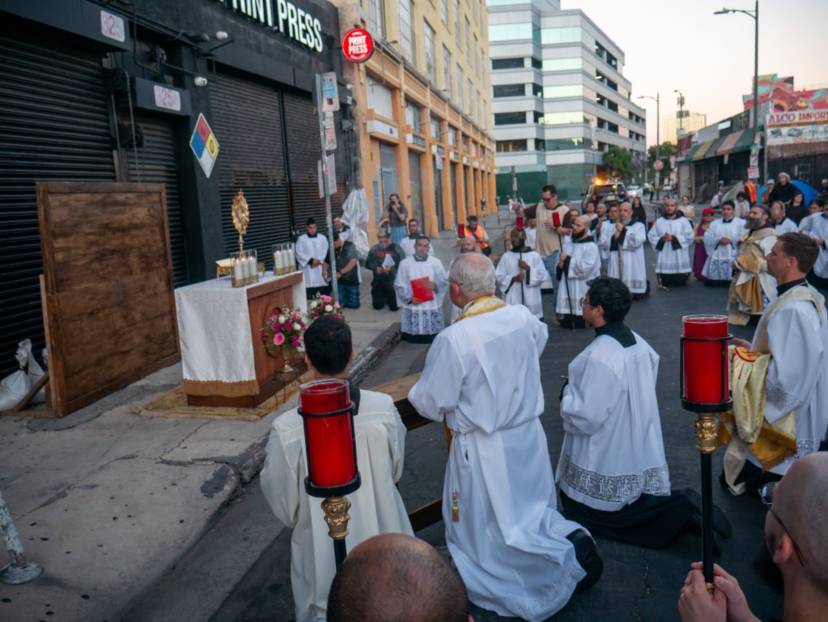 CatholicArena's tweet photo. USA 🇺🇸 

Archbishop José H. Gomez leading adoration after a Eucharistic Procession on Skid Row in Los Angeles 

📸 Angelus News https://t.co/eXsPtSo1RC