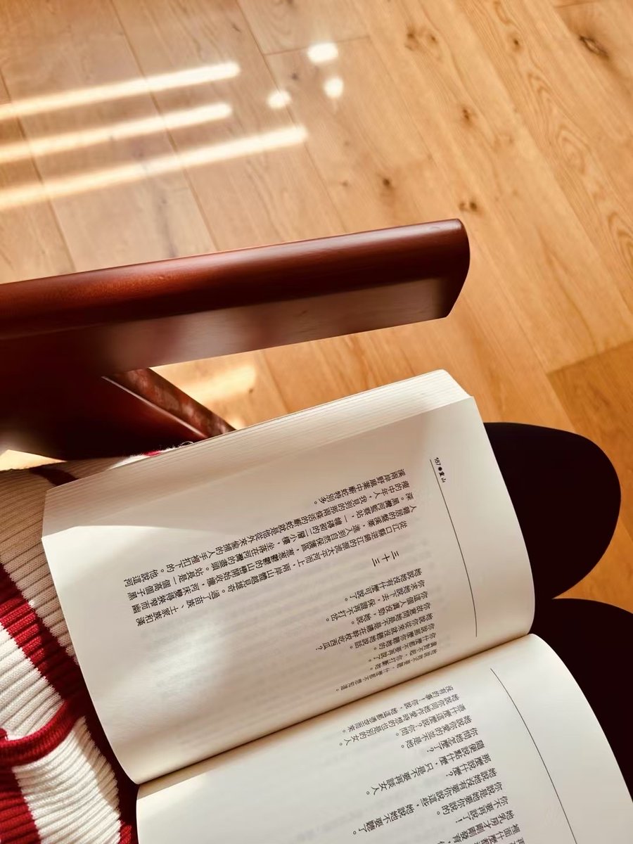 EliEllsburbpm's tweet photo. Just finished Lessons in Chemistry and I’m still reeling—this blend of humor, heart, and sharp storytelling is pure magic! If you need a page-turner that stays with you, grab this one STAT https://t.co/cwZdWkR3oh