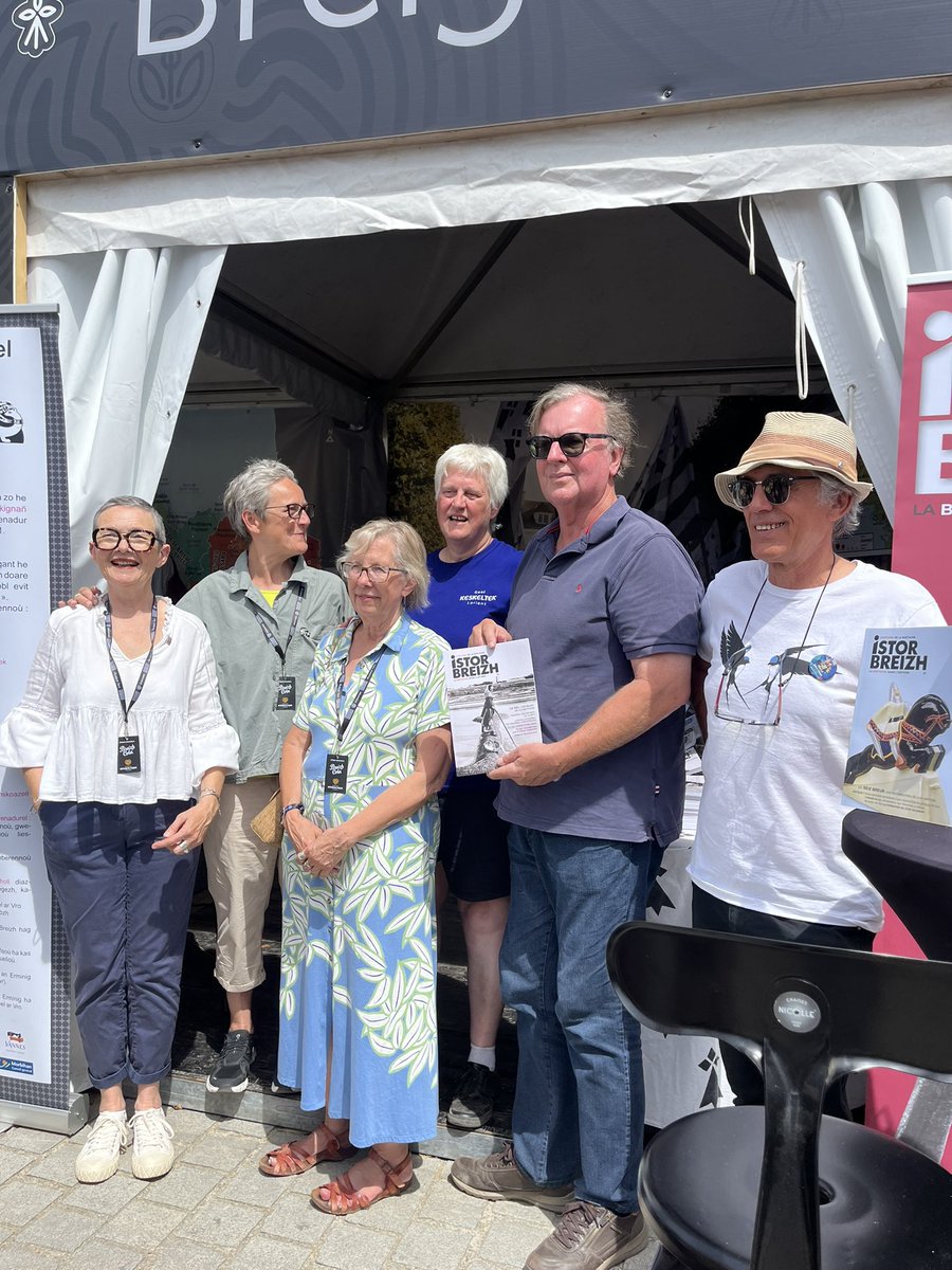 IstorBZH's tweet photo. Avec quelques jours de retard, une rencontre entre Istor Breizh et Sarah Preece, conseillère pour la culture au Cornwall Council . L’occasion d’offrir à la délégation cornouaillaise la collection d’Istor Breizh et de discuter d’éventuelles collaborations. #Interceltique https://t.co/cPWbRKMMTD