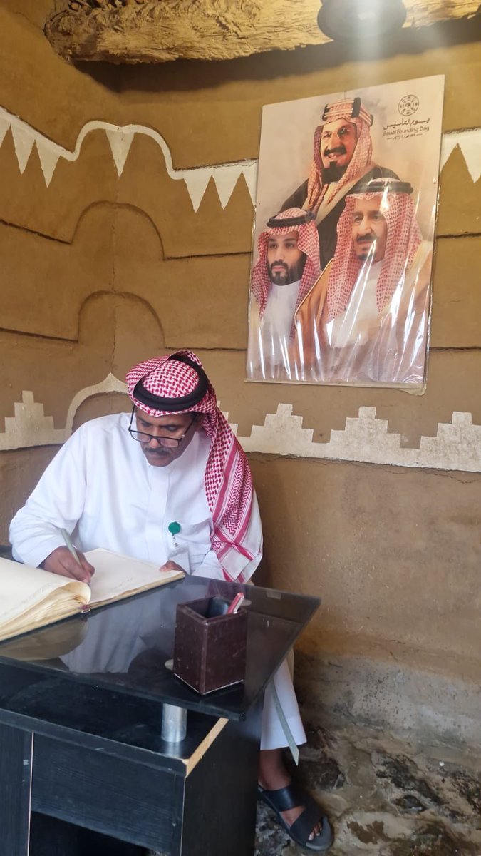 Samhar_palace's tweet photo. الاعلامي والمرشد السياحي في زيارة لقصر ال عامر التاريخي #سمهر  عصر  اليوم https://t.co/Q8ase6DJmK