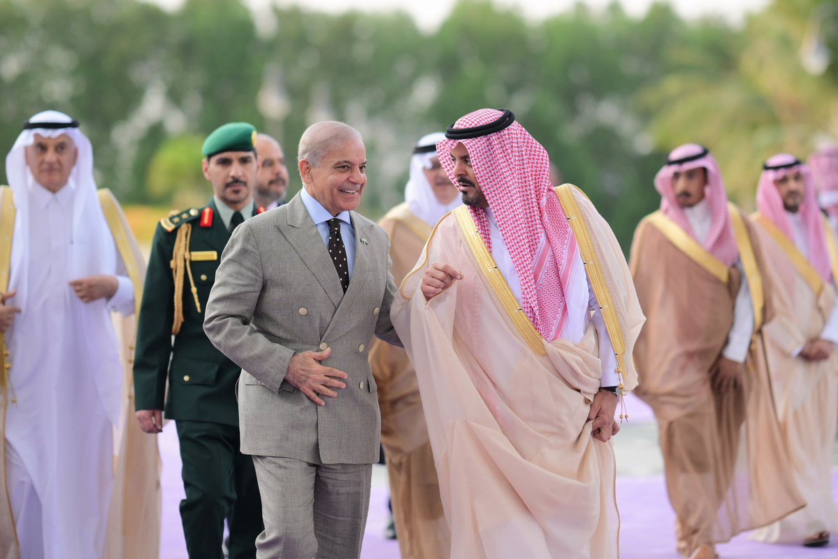 News_Brk24's tweet photo. وصول رئيس وزراء باكستان إلى جدة ونائب أمير منطقة مكة في مقدمة مستقبليه https://t.co/dARYyDGC86