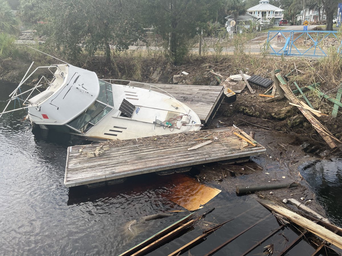 NOAADebris's tweet photo. The Hurricane Response Marine Debris Removal Fund is accepting proposals for projects to remove #MarineDebris from coastal communities affected by the 2023 and 2024 #hurricane and #typhoon seasons. Proposals due October 21. https://t.co/SwlaaxQre8  @NFWFnews https://t.co/4xE9kEy34h