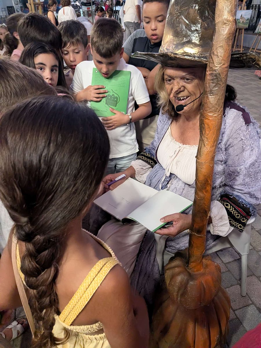 EditoraEx's tweet photo. Acercar la lectura a los más pequeños es uno de los retos más bonitos. Ayer, se inauguró el Club de Lectura Infantil de Cabeza la Vaca con la visita de Concha Rodríguez y la lectura de Doña Bruja quiere amigos. Tarde de lectura, juegos, amistad y muchas sonrisas @cultura_EXT https://t.co/BC8RgnTVre