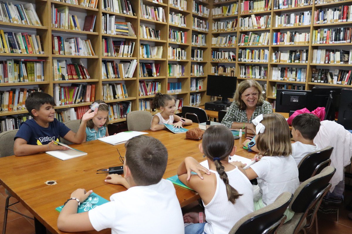 EditoraEx's tweet photo. Acercar la lectura a los más pequeños es uno de los retos más bonitos. Ayer, se inauguró el Club de Lectura Infantil de Cabeza la Vaca con la visita de Concha Rodríguez y la lectura de Doña Bruja quiere amigos. Tarde de lectura, juegos, amistad y muchas sonrisas @cultura_EXT https://t.co/BC8RgnTVre