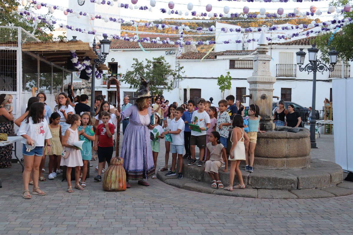 EditoraEx's tweet photo. Acercar la lectura a los más pequeños es uno de los retos más bonitos. Ayer, se inauguró el Club de Lectura Infantil de Cabeza la Vaca con la visita de Concha Rodríguez y la lectura de Doña Bruja quiere amigos. Tarde de lectura, juegos, amistad y muchas sonrisas @cultura_EXT https://t.co/BC8RgnTVre