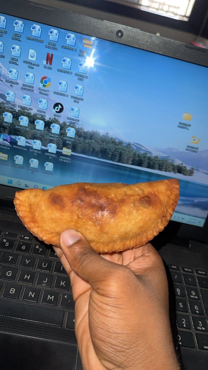 Farouq_jr's tweet photo. Duk duniya ba wanda yakai qanwata Hafsah iya Meat pie ! https://t.co/rUifteo3FN