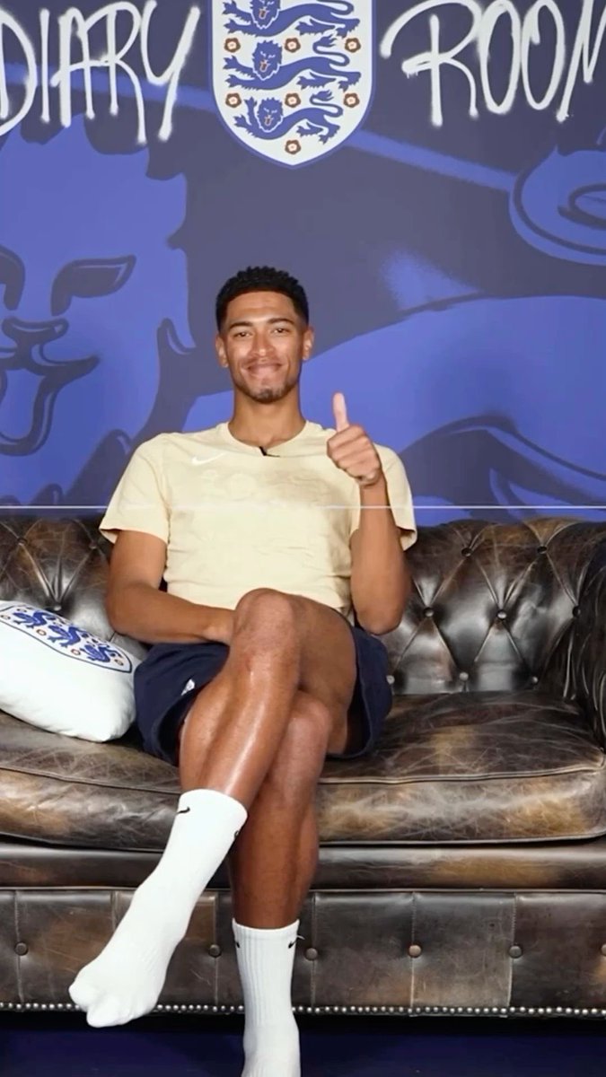 annawnrt2's tweet photo. how a big bad alpha sits vs how a good little omega sits #haalingham https://t.co/toNZ5ICECG