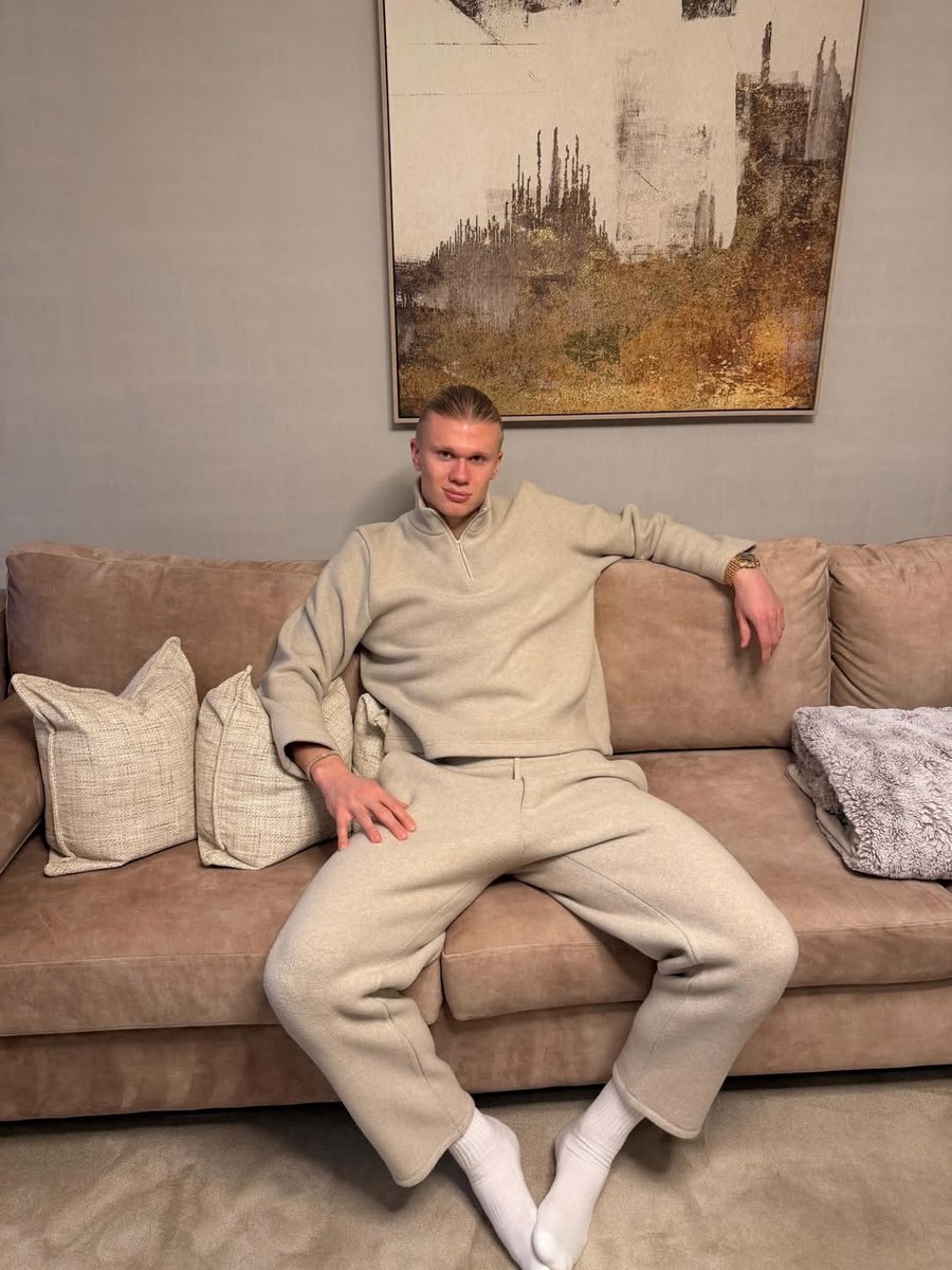 annawnrt2's tweet photo. how a big bad alpha sits vs how a good little omega sits #haalingham https://t.co/toNZ5ICECG