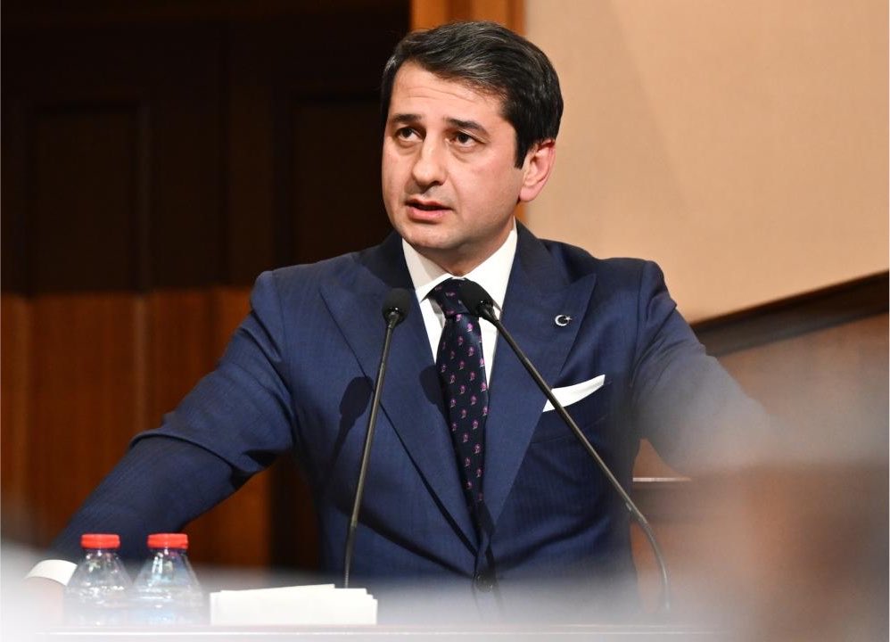 ibbhaberr's tweet photo. İBB Başkanı Ekrem İmamoğlu’nun danışmanı İbrahim Özkan:

İstanbul’da İBB UKOME kararı gereği AVM otoparklarında ilk 0-3 saat ücretsizdir.

Eğer bir AVM bu süre için ücret talep ediyor ya da girişte “0-3 saat ücretsiz” bilgisini açıkça belirtmiyorsa, hakkınızı arayın.

İBB Beyaz Masa 153 hattı üzerinden şikayette bulunabilirsiniz.

Haklarımızı bilelim. Hakkımızı arayalım.