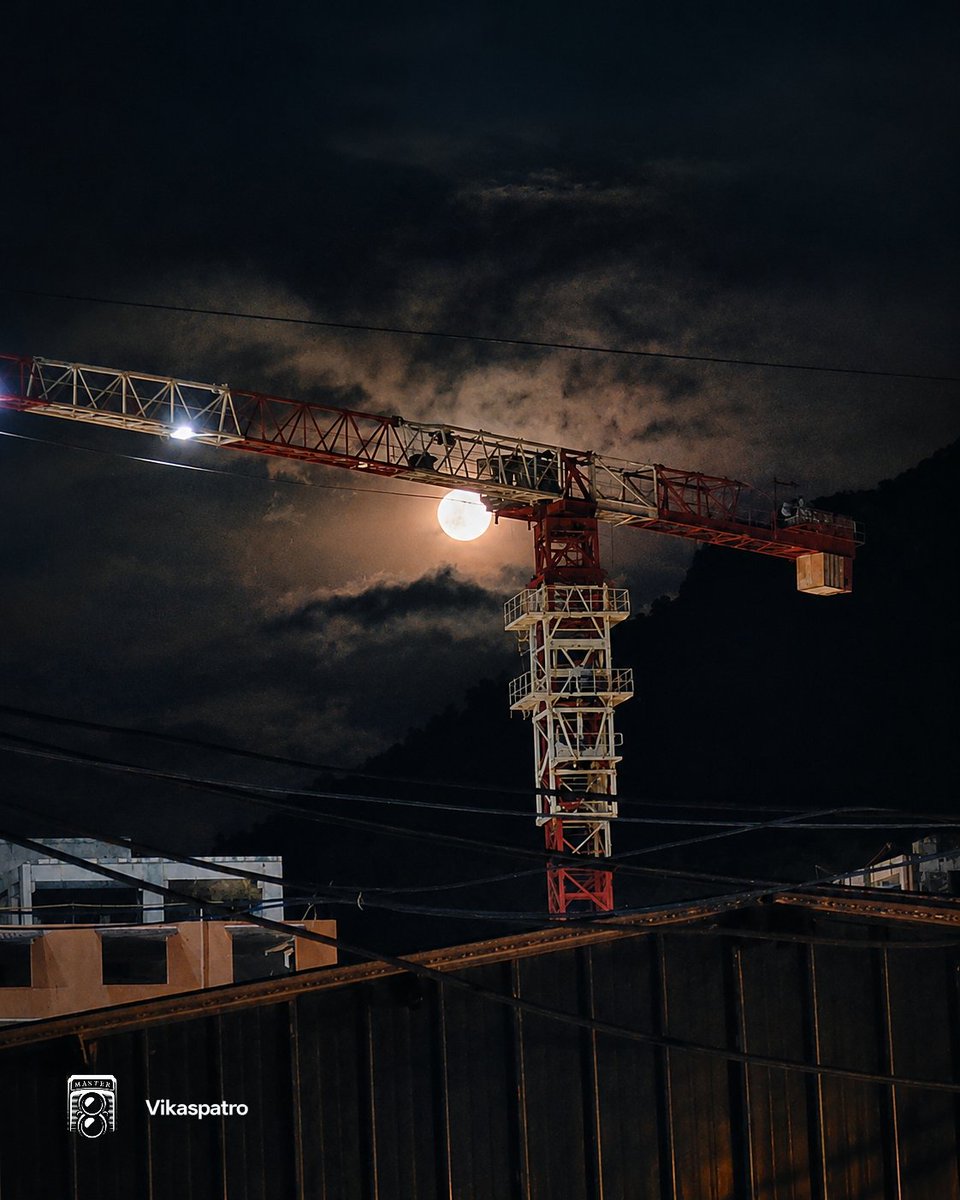 vikaskumarpatro's tweet photo. This photograph is not a composite, it is a meeting created by distance, timing and perspective. 
The Moon and crane may be kilometres apart, but careful alignment and telephoto compression make them appear almost connected. https://t.co/N2lEovL5Yw