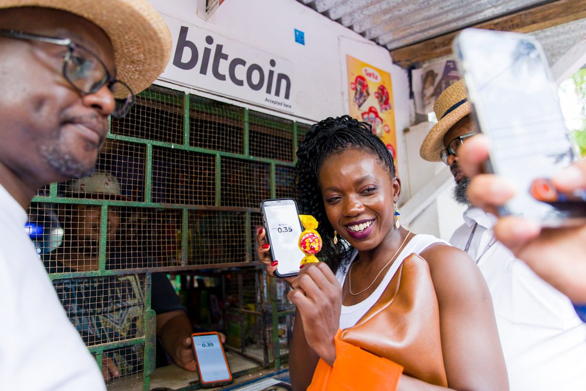 Bitcoin_Xoe's tweet photo. Educational platforms and groups like Binance Academy, CashApp, PayPal, and more Fintech platforms, slowly, people are learning that you can buy any amount of #bitcoin🕊️ at a time. That even includes amounts that are worth less than a fraction of one cent in US dollars. https://t.co/pDNJZnfezn