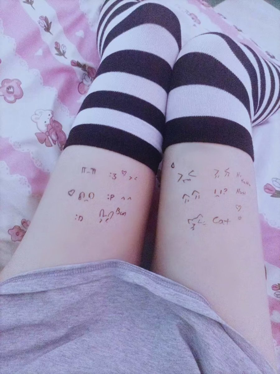 rainrrainrain's tweet photo. i want stripped shirt t shirt and black skirt to match this stripped socks https://t.co/cAD9CgcQ5q