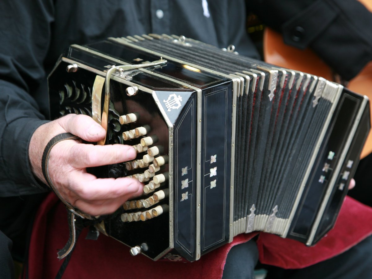 googleargentina's tweet photo. De Gardel a Piazzolla, de las veredas de Caminito a los salones de milonga. El tango es nuestro lenguaje, nuestra historia y nuestra pasión. 🪗✨

Hoy presentamos "El abrazo: el alma del tango", la nueva colección de @googlearts que inmortaliza nuestra herencia al mundo. https://t.co/bzAXCgdkXi