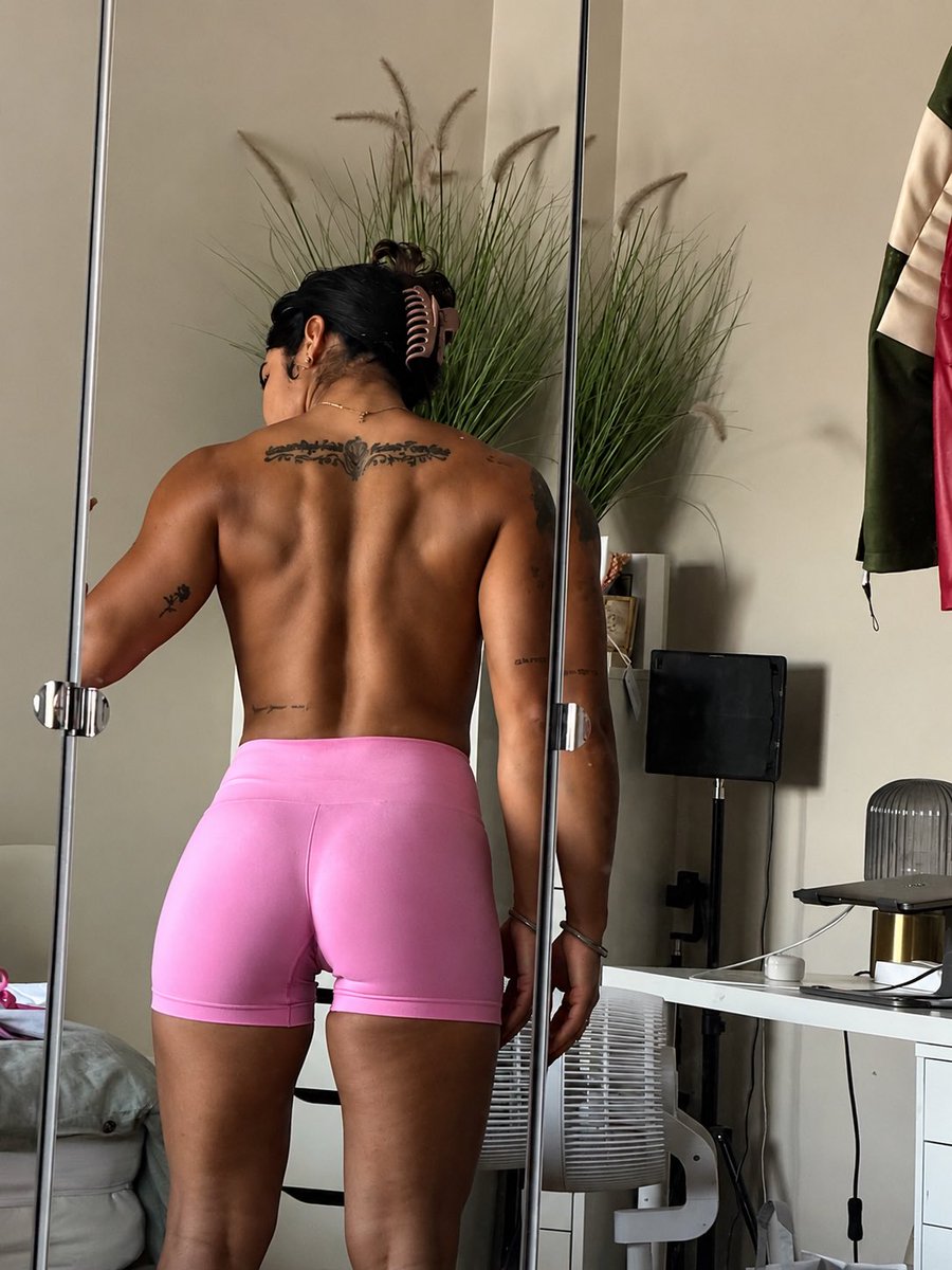 NeetuSahota's tweet photo. GRINDING DON’T STOP! Building that superhero body to save the world! Let’s go lil mama 💪🏽 @Gymshark #gymgirls #physiqueupdate https://t.co/dl0MEL5INy