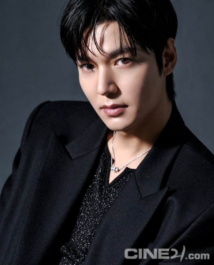 LeeMinHo4II's tweet photo. [#LEEMINHO]
민호 배우의 씨네21 커버가 공개되었습니다! ᐠ(  ᐢ ᵕ ᐢ )ᐟ

<전지적 독자 시점> 속 캐릭터를 향한 깊은 몰입과 
민호 배우만의 진중한 시선을 담아낸 이번 화보!

작품에 대한 민호 배우의 진솔한 이야기들은
곧 '씨네21' 1516호를 통해 더욱 깊이 만나보실 수 있습니다. 🖤🤍 https://t.co/5DlSiZOEY9