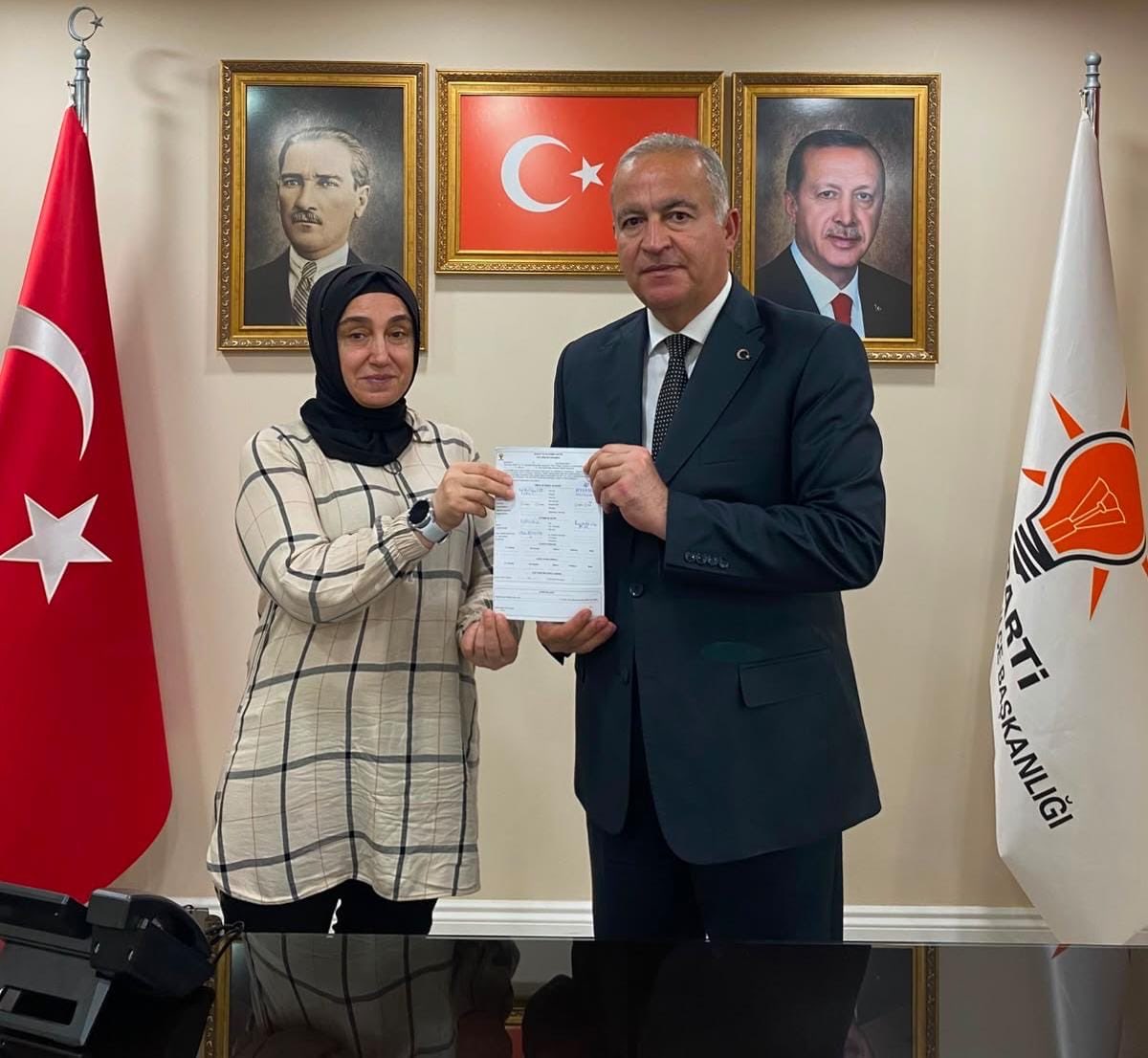 ismailerguness's tweet photo. Karadeniz Mahallesi Mahalle Yönetim Kurulu Üyelerimizden Sn. Gül Durmaz, 25 yeni üyemizi;  Sn. Cemile Cezan, 20 yeni üyemizi; Sn. Sibel Demir; 20 yeni üyemizi, Sn. Şükran Kaya ise 25 yeni üyemizi teşkilatımıza kazandırarak üyelik formlarını tarafıma teslim etti. 

AK Parti ailemize katılan üyelerimize hoş geldiniz diyorum.