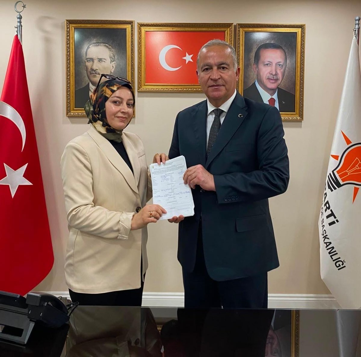 ismailerguness's tweet photo. Karadeniz Mahallesi Mahalle Yönetim Kurulu Üyelerimizden Sn. Gül Durmaz, 25 yeni üyemizi;  Sn. Cemile Cezan, 20 yeni üyemizi; Sn. Sibel Demir; 20 yeni üyemizi, Sn. Şükran Kaya ise 25 yeni üyemizi teşkilatımıza kazandırarak üyelik formlarını tarafıma teslim etti. 

AK Parti ailemize katılan üyelerimize hoş geldiniz diyorum.