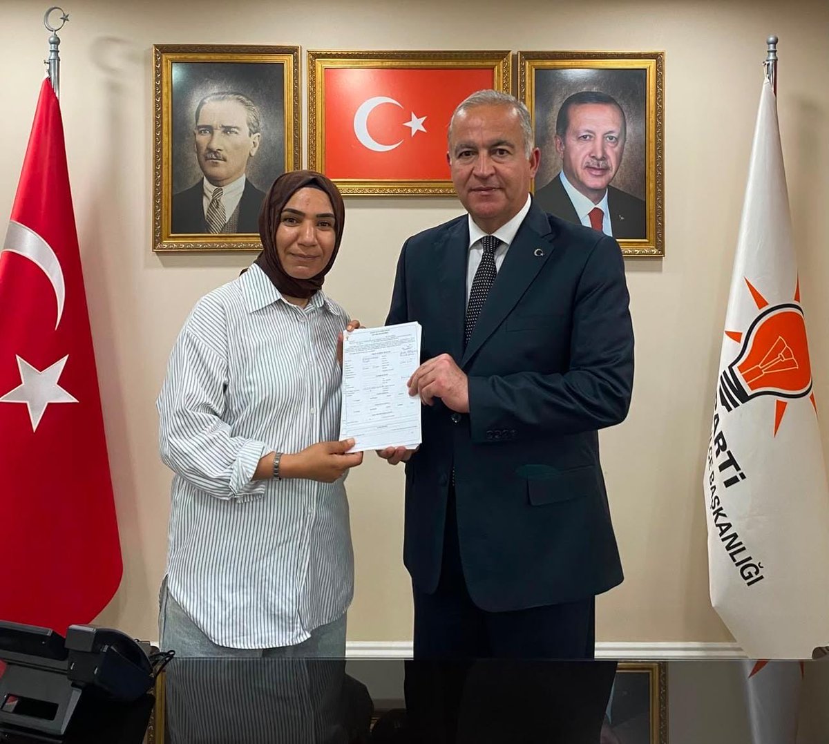 ismailerguness's tweet photo. Karadeniz Mahallesi Mahalle Yönetim Kurulu Üyelerimizden Sn. Gül Durmaz, 25 yeni üyemizi;  Sn. Cemile Cezan, 20 yeni üyemizi; Sn. Sibel Demir; 20 yeni üyemizi, Sn. Şükran Kaya ise 25 yeni üyemizi teşkilatımıza kazandırarak üyelik formlarını tarafıma teslim etti. 

AK Parti ailemize katılan üyelerimize hoş geldiniz diyorum.