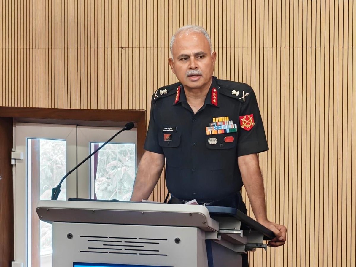 ia_awc's tweet photo. An Exchange of Ideas & Perspectives! 🇮🇳 Commandant Lt Gen Ajay Chandpuria held an Engaging Session with the Officers of the ongoing Information Warfare Course, focused on Salient Aspects of Culture esp Language, Cognitive Abilities like Emotions & Effective Communication. ⚔️
 @artrac_ai, @adgpi