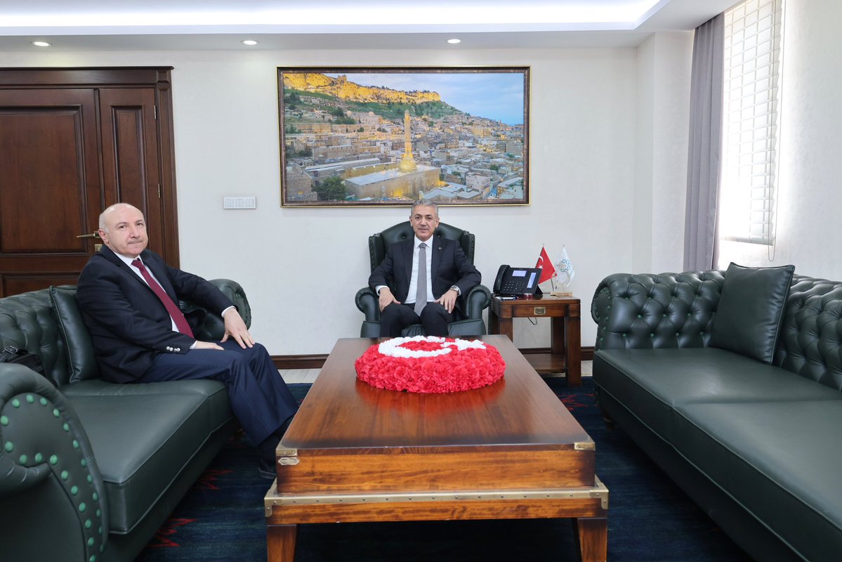 Mardin_Valiligi's tweet photo. Muhasebat Başkontrolörü Mehmet Malanlı, Valimiz Sayın @tuncay_akkoyun ’a ziyarette bulundu.

@iletisim 
@TC_icisleri https://t.co/s74B1pYdZn