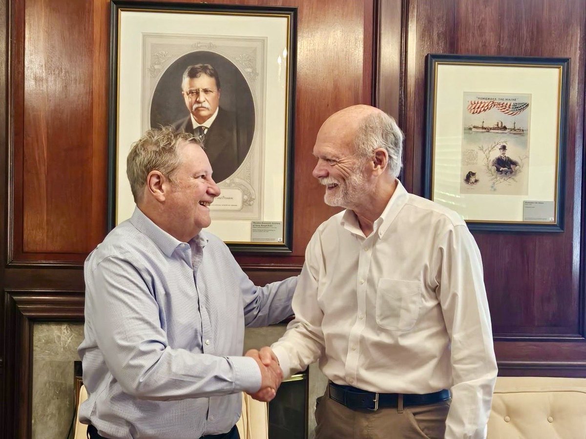 USEmbCuba's tweet photo. Nuestro Jefe de Misión Mike Hammer se reunió con el representante de @SamaritansPurse Ken Isaacs para coordinar sobre la entrega de ayuda humanitaria al pueblo Cubano a través de la red evangélica de iglesias, parte de los $100 millones en asistencia que la Administración Trump está mandando.
#ConCubanosDeAPie
🇺🇸🤝🇨🇺